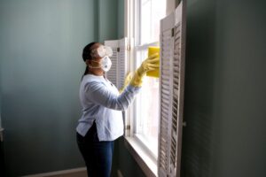Kvinna putsar fönster
